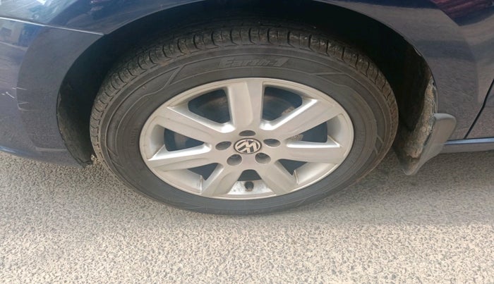 2012 Volkswagen Vento HIGHLINE 1.6 MPI, Petrol, Manual, 70,710 km, tyre