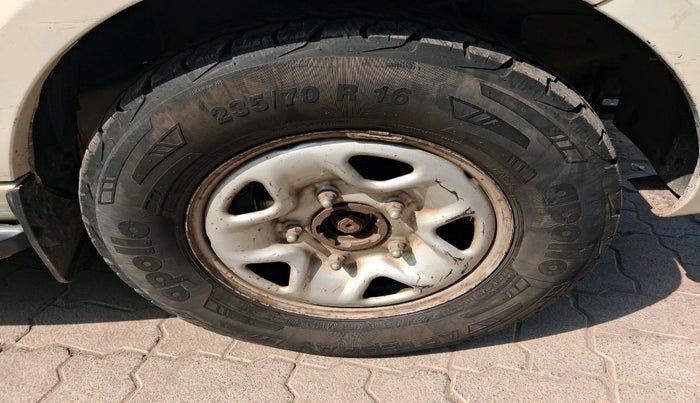 2013 Tata Safari Storme 2.2 EX 4X2, Diesel, Manual, 1,20,352 km, tyre