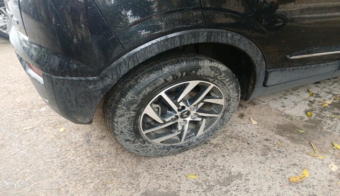 2023 Mahindra XUV300 W8 (O) 1.2 PETROL, Petrol, Manual, 20,964 km, tyre