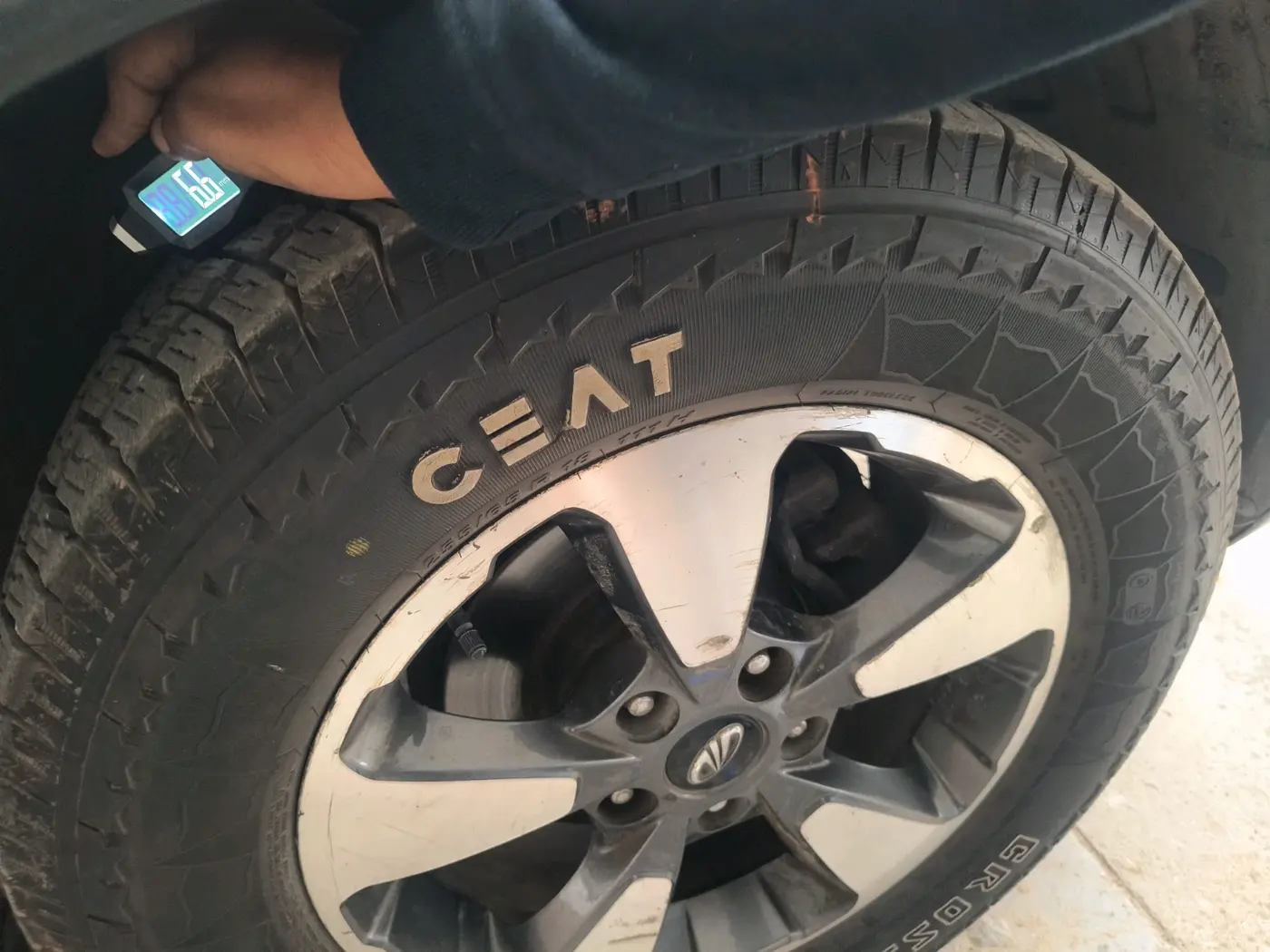 2019 Mahindra ALTURAS G4 4WD AT, Diesel, Automatic, 1,59,728 km, tyre