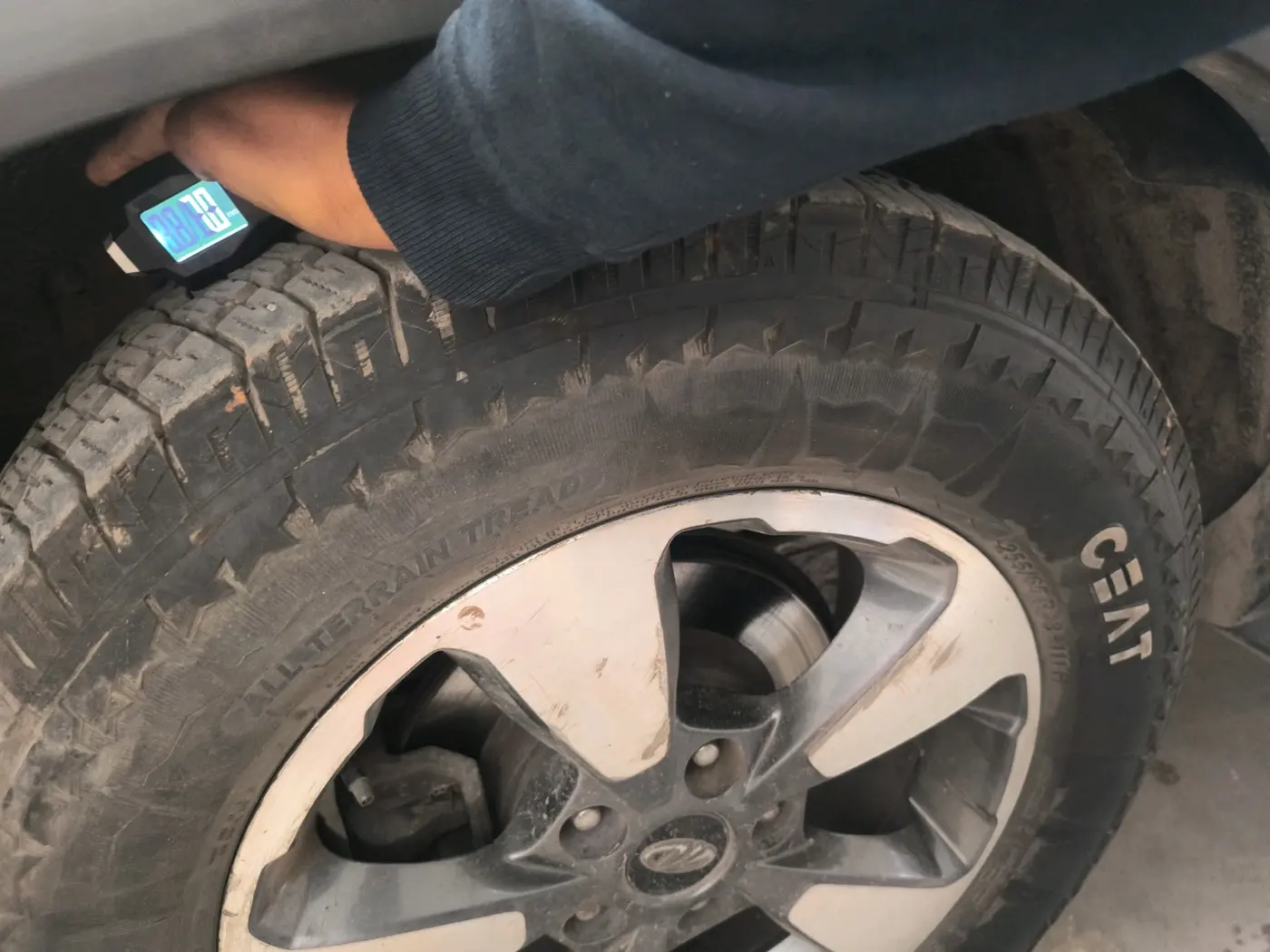2019 Mahindra ALTURAS G4 4WD AT, Diesel, Automatic, 1,59,728 km, tyre