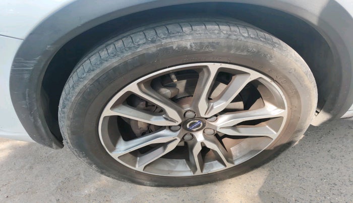 2018 Volvo S60 CROSS COUNTRY INSCRIPTION, Diesel, Automatic, 1,11,937 km, tyre