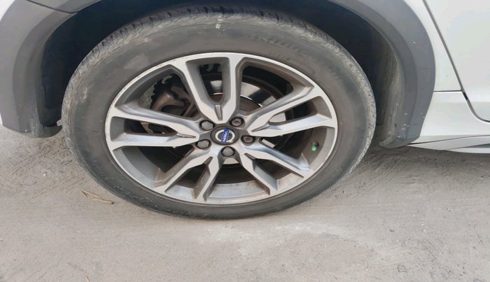 2018 Volvo S60 CROSS COUNTRY INSCRIPTION, Diesel, Automatic, 1,11,937 km, tyre