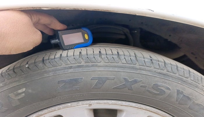 2014 Toyota Innova 2.5 VX 8 STR, Diesel, Manual, 2,29,474 km, tyre