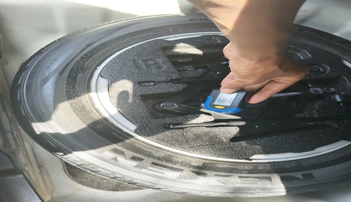 2013 Hyundai New Elantra 1.6 CRDI, Diesel, Manual, 1,17,519 km, tyre