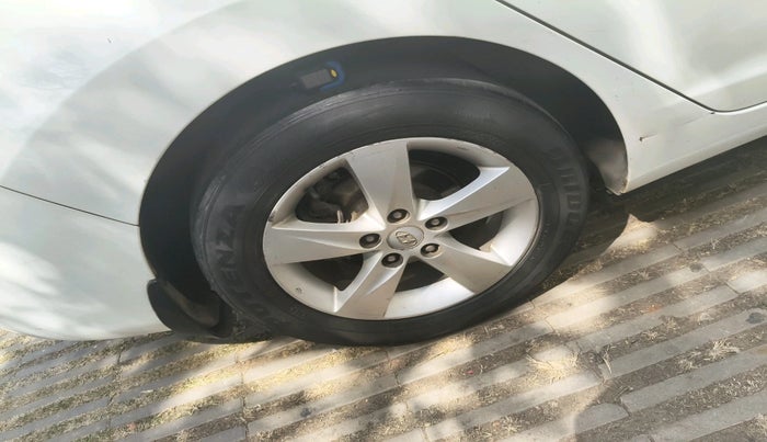 2013 Hyundai New Elantra 1.6 CRDI, Diesel, Manual, 1,17,519 km, tyre