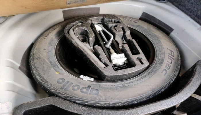 2014 Volkswagen Vento HIGHLINE 1.5 AT, Diesel, Automatic, 2,49,444 km, tyre