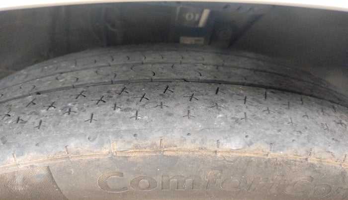 2014 Volkswagen Vento HIGHLINE 1.5 AT, Diesel, Automatic, 2,49,444 km, tyre