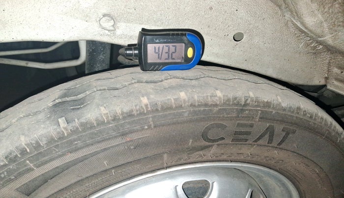 2021 Maruti Eeco 5 STR AC CNG, CNG, Manual, 74,601 km, tyre