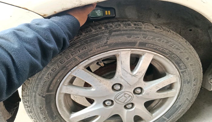 2011 Honda Brio V MT, Petrol, Manual, 47,875 km, tyre