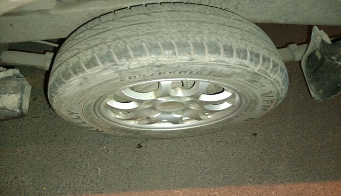 2013 Chevrolet Tavera NEO 3 LT 8 STR BS IV, Diesel, Manual, 1,25,179 km, tyre