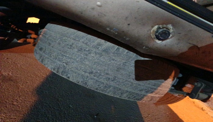 2013 Chevrolet Tavera NEO 3 LT 8 STR BS IV, Diesel, Manual, 1,25,179 km, tyre