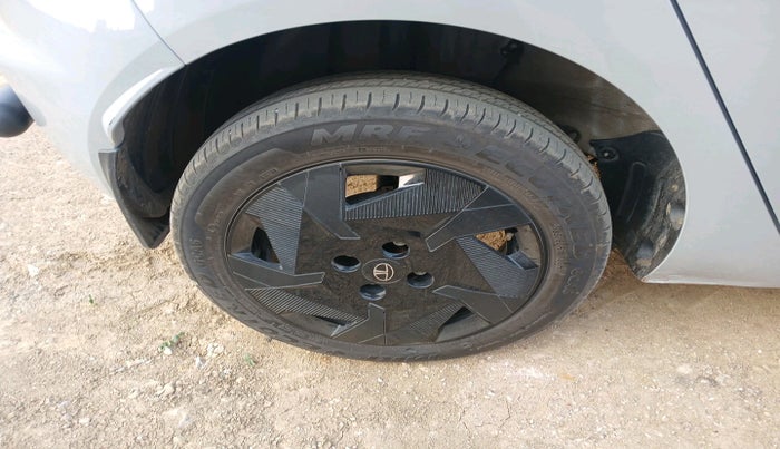 2025 Tata ALTROZ Creative S Petrol 5MT, Petrol, Manual, 17,759 km, tyre