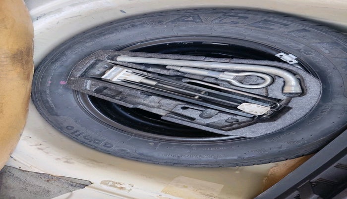 2013 Volkswagen Polo HIGHLINE DIESEL, Diesel, Manual, 1,60,469 km, tyre