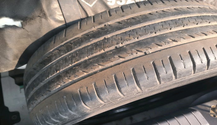 2014 Hyundai Elite i20 ASTA 1.2, CNG, Manual, 1,63,865 km, tyre