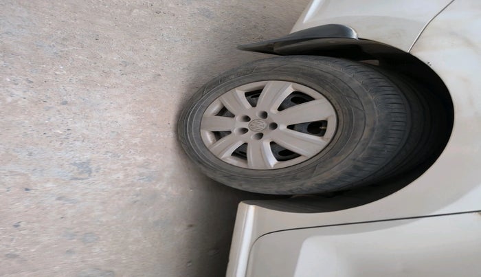 2013 Volkswagen Vento COMFORTLINE 1.6, Petrol, Manual, 1,33,290 km, tyre