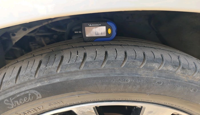 2021 Toyota Innova Crysta 2.4 ZX 7 STR, Diesel, Manual, 1,21,489 km, tyre