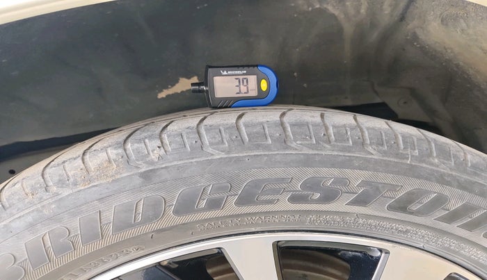 2021 Toyota Innova Crysta 2.4 ZX 7 STR, Diesel, Manual, 1,21,489 km, tyre