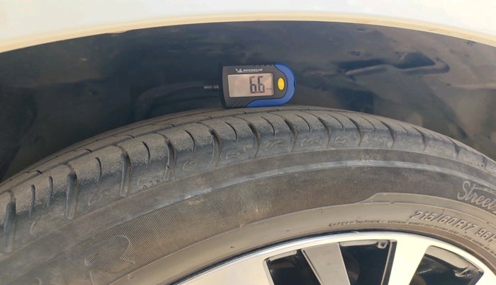 2021 Toyota Innova Crysta 2.4 ZX 7 STR, Diesel, Manual, 1,21,489 km, tyre