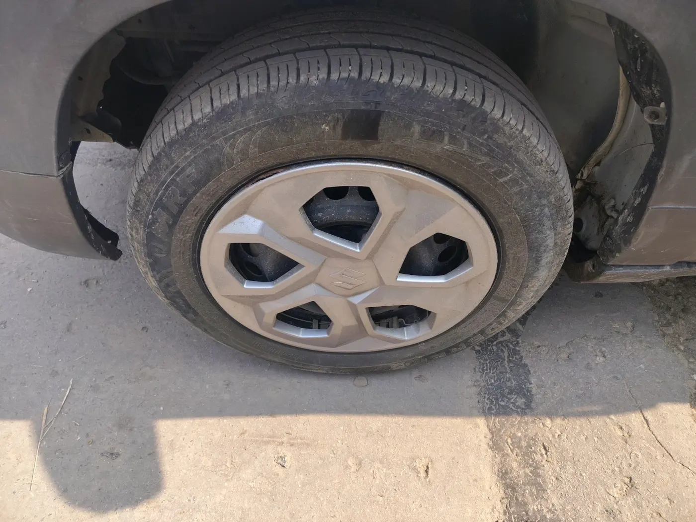 2024 Maruti BREZZA VXI AT SMART HYBRID, Petrol, Automatic, 15,675 km, tyre