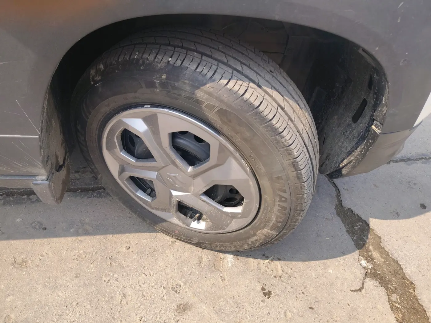 2024 Maruti BREZZA VXI AT SMART HYBRID, Petrol, Automatic, 15,675 km, tyre