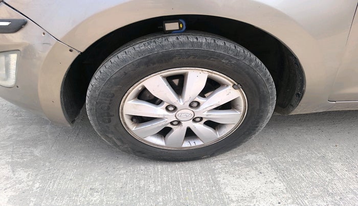 2013 Hyundai i20 SPORTZ 1.2, CNG, Manual, 1,11,480 km, tyre