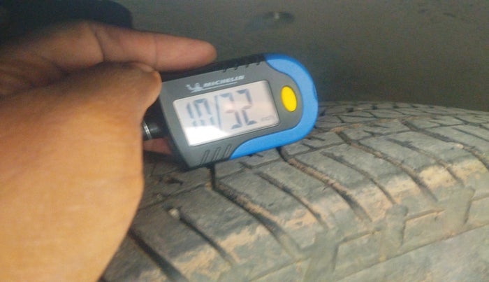 2018 Mahindra XUV500 W11, Diesel, Manual, 1,00,771 km, tyre