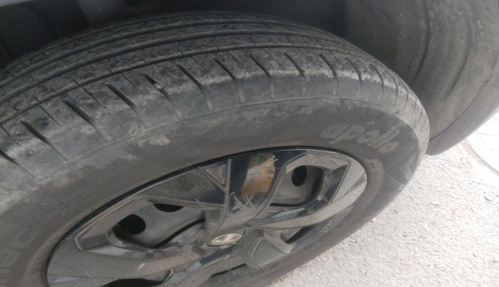 2022 Tata PUNCH ADVENTURE AMT, Petrol, Automatic, 30,137 km, tyre