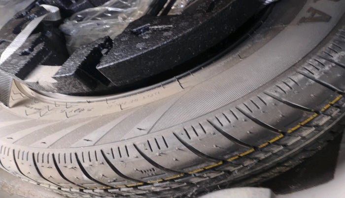 2016 Volkswagen Ameo HIGHLINE1.2L, Petrol, Manual, 41,250 km, tyre