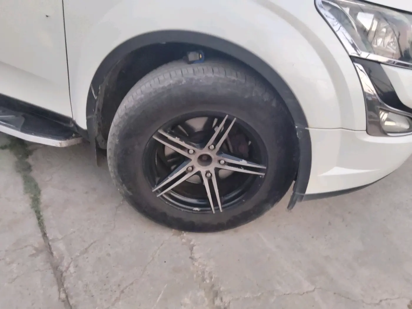 2017 Mahindra XUV500 W10 1.99, Diesel, Manual, 1,68,421 km, tyre