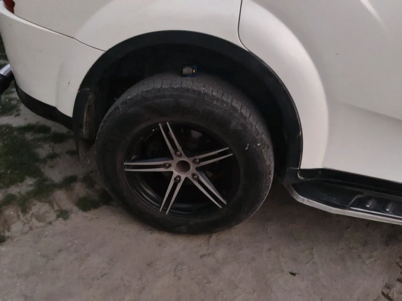 2017 Mahindra XUV500 W10 1.99, Diesel, Manual, 1,68,421 km, tyre