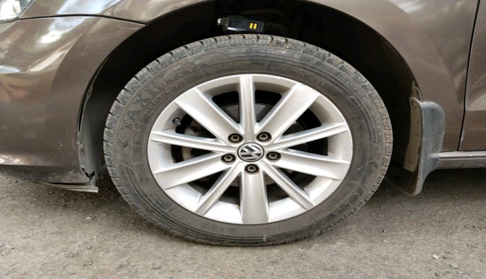 2015 Volkswagen Vento HIGHLINE 1.6 MPI, Petrol, Manual, 56,444 km, tyre