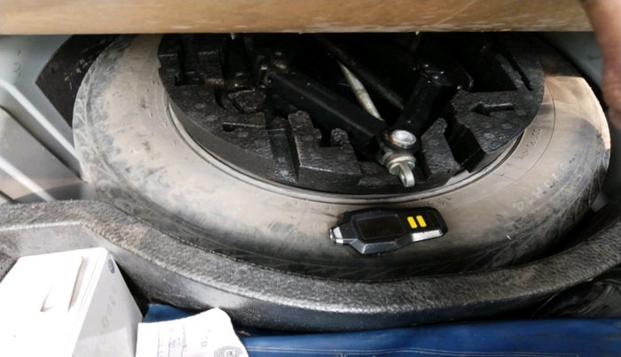 2015 Volkswagen Vento HIGHLINE 1.6 MPI, Petrol, Manual, 56,444 km, tyre