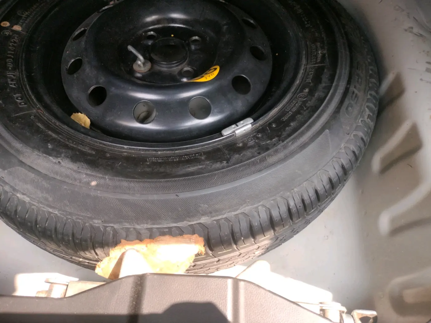 2022 Maruti Dzire ZXI CNG, CNG, Manual, 1,07,527 km, tyre