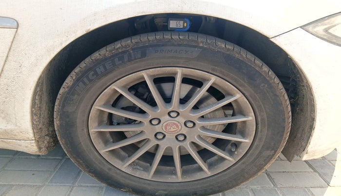 2014 Jaguar XF 2.2 DIESEL LUXURY, Diesel, Automatic, 1,08,914 km, tyre