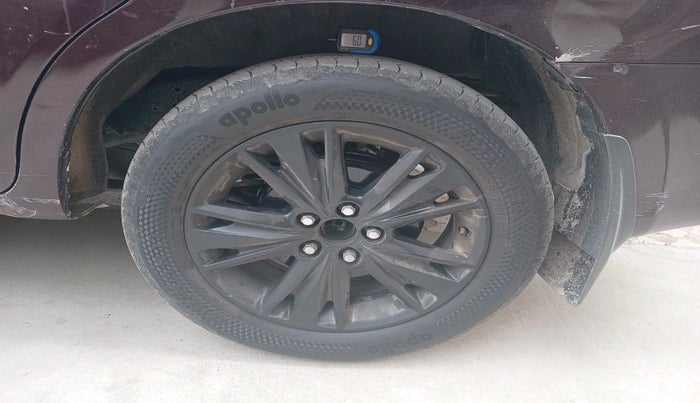 2016 Toyota Innova Crysta 2.4 ZX 7 STR, Diesel, Manual, 1,04,374 km, tyre