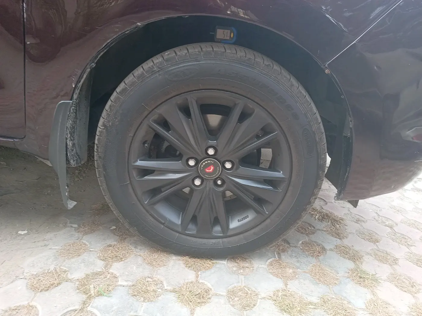 2016 Toyota Innova Crysta 2.4 ZX 7 STR, Diesel, Manual, 1,04,374 km, tyre