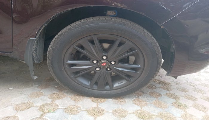 2016 Toyota Innova Crysta 2.4 ZX 7 STR, Diesel, Manual, 1,04,374 km, tyre