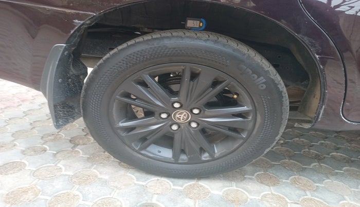 2016 Toyota Innova Crysta 2.4 ZX 7 STR, Diesel, Manual, 1,04,374 km, tyre