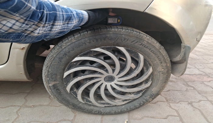 2011 Chevrolet Spark LT 1.0, CNG, Manual, 1,81,563 km, tyre