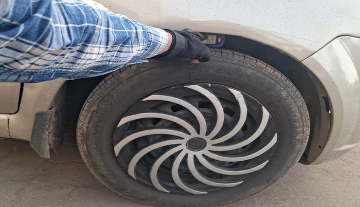 2011 Chevrolet Spark LT 1.0, CNG, Manual, 1,81,563 km, tyre