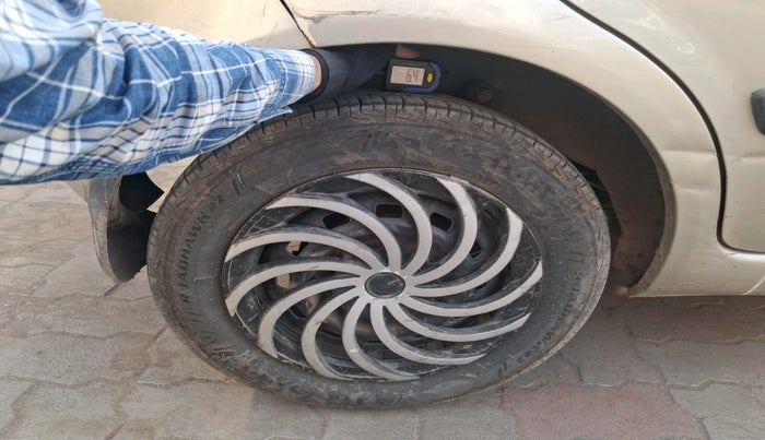 2011 Chevrolet Spark LT 1.0, CNG, Manual, 1,81,563 km, tyre