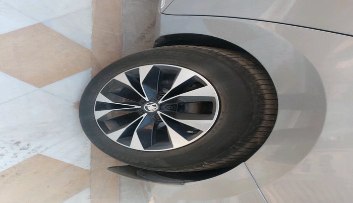 2021 Skoda Superb L&K 2.0 TSI AT, Petrol, Automatic, 94,035 km, tyre