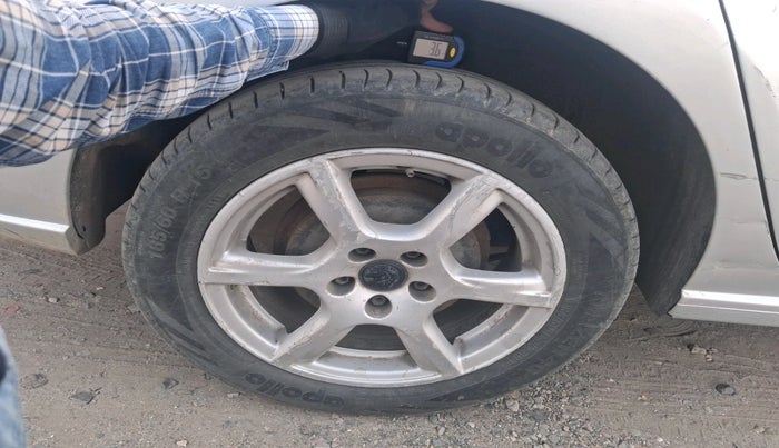 2013 Volkswagen Vento COMFORTLINE DIESEL 1.6, Diesel, Manual, 2,82,559 km, tyre