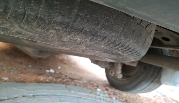 2012 Toyota Innova 2.5 G 8 STR, Diesel, Manual, 4,29,646 km, tyre