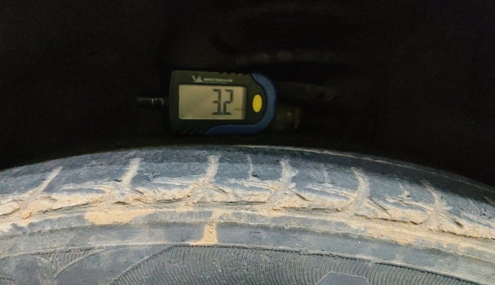 2016 Volkswagen Polo HIGHLINE1.2L, Petrol, Manual, 1,09,594 km, tyre