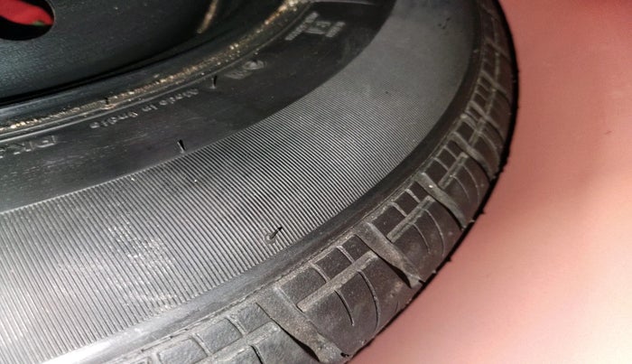 2016 Volkswagen Polo HIGHLINE1.2L, Petrol, Manual, 1,09,594 km, tyre