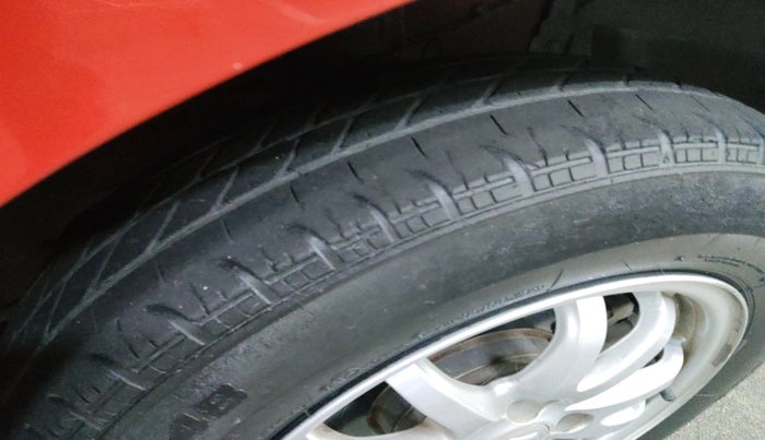 2016 Volkswagen Polo HIGHLINE1.2L, Petrol, Manual, 1,09,594 km, tyre