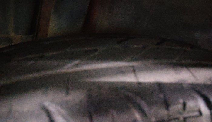 2016 Volkswagen Polo HIGHLINE1.2L, Petrol, Manual, 1,09,594 km, tyre