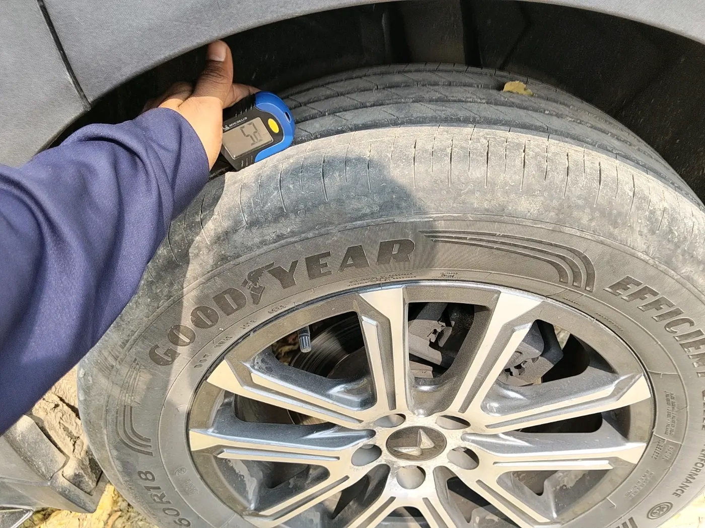 2023 Mahindra XUV700 AX 7 P AT 7 STR, Petrol, Automatic, 25,500 km, tyre